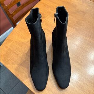 Donald Pliner Elegant Black suede Women's Ankle Boots. Size 9. Never worn.